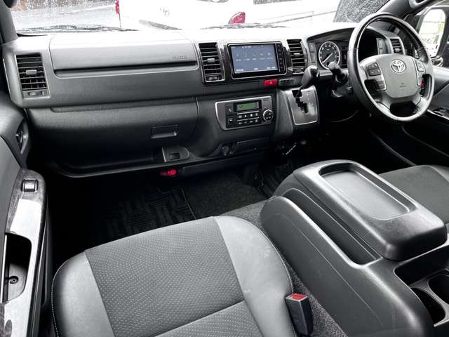 Toyota Hiace Van 8