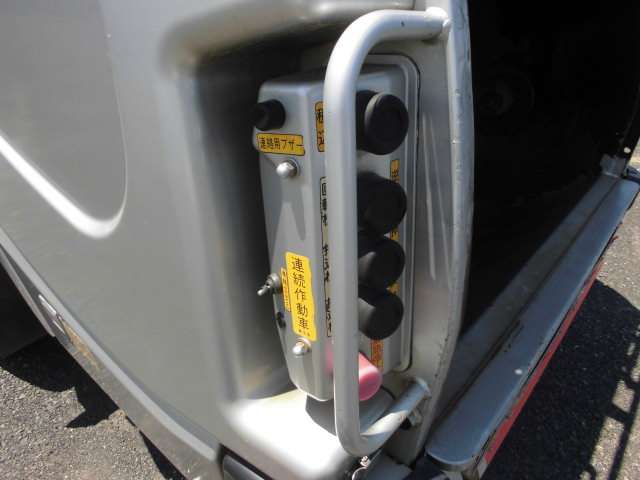Isuzu Elf 8