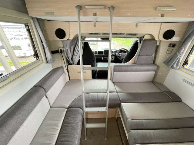 Toyota Hiace Van 7