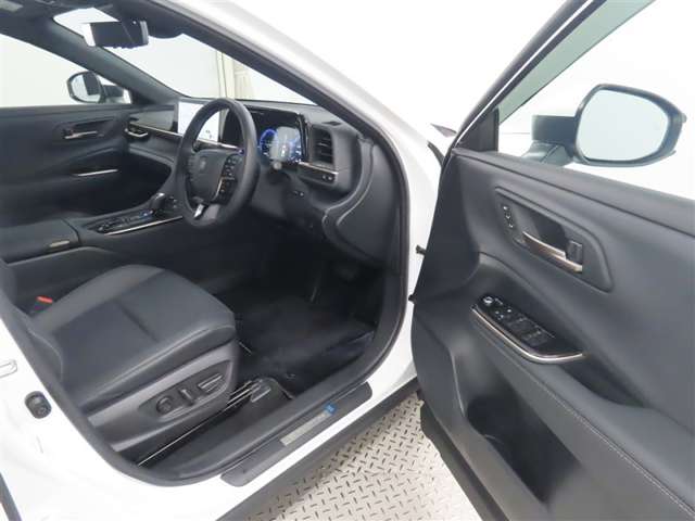 Toyota Crown Crossover 8