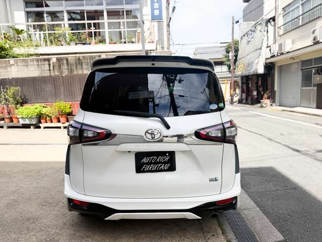 Toyota Sienta 4