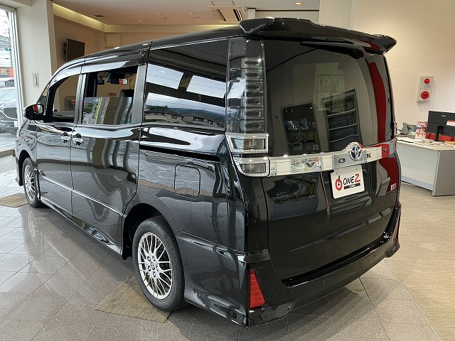 Toyota Voxy 3