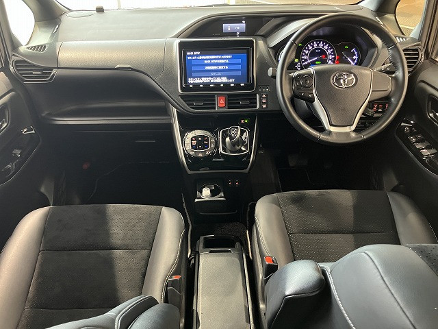 Toyota Voxy 4
