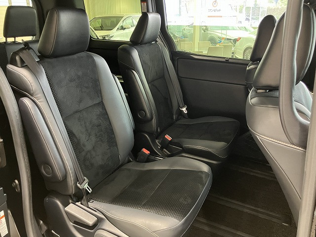 Toyota Voxy 9