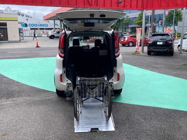 Toyota Sienta 2