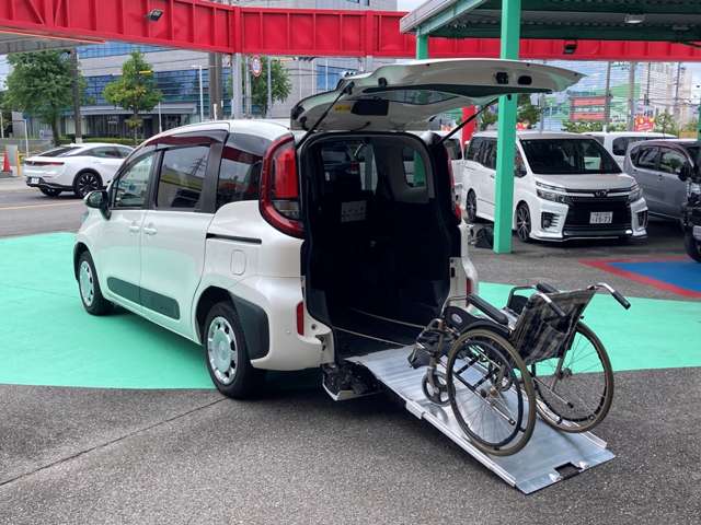 Toyota Sienta 3