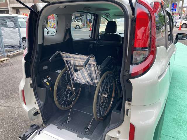 Toyota Sienta 4