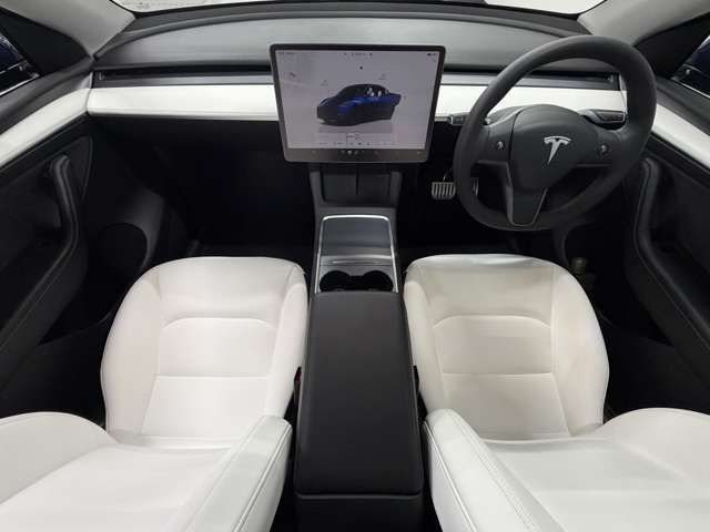 Tesla Model Y 4