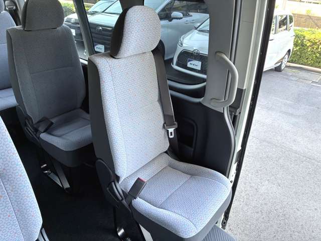 Toyota Hiace Commuter 12