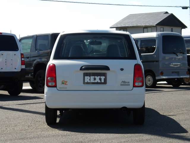 Daihatsu Mira 8