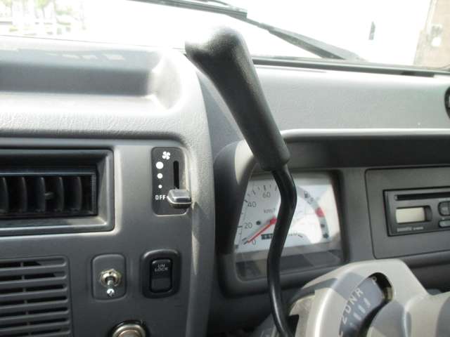 Daihatsu Midget II 12