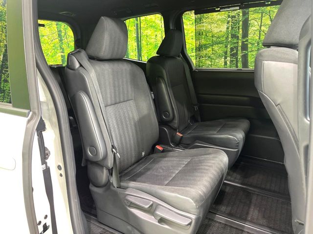 Toyota Noah 9