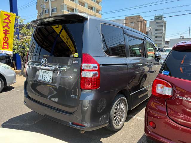 Toyota Noah 9