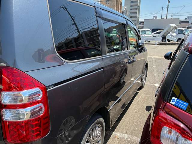 Toyota Noah 10