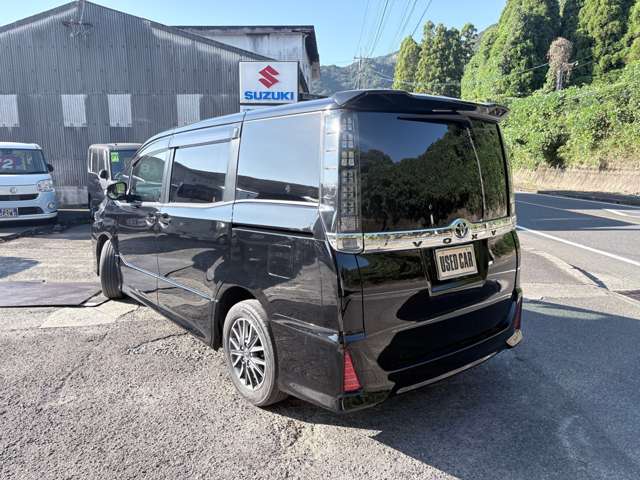 Toyota Voxy 4