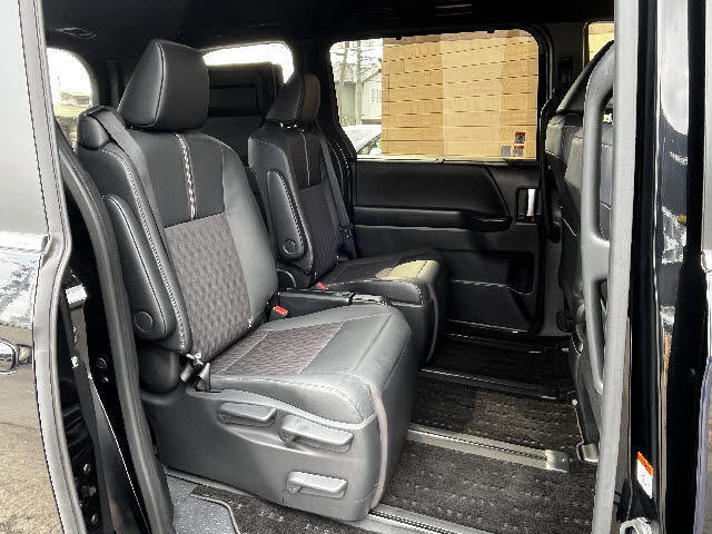 Toyota Noah 8