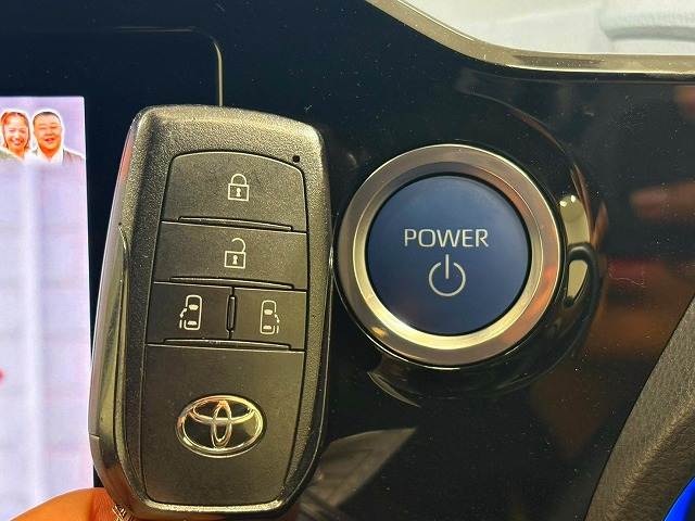 Toyota Voxy 8