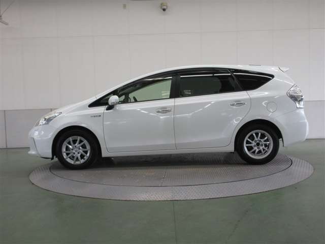 Toyota Prius α 4