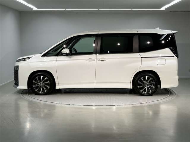 Toyota Voxy 3