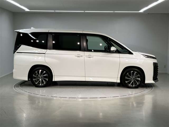 Toyota Voxy 4