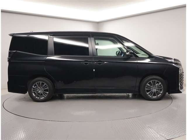 Toyota Voxy 2