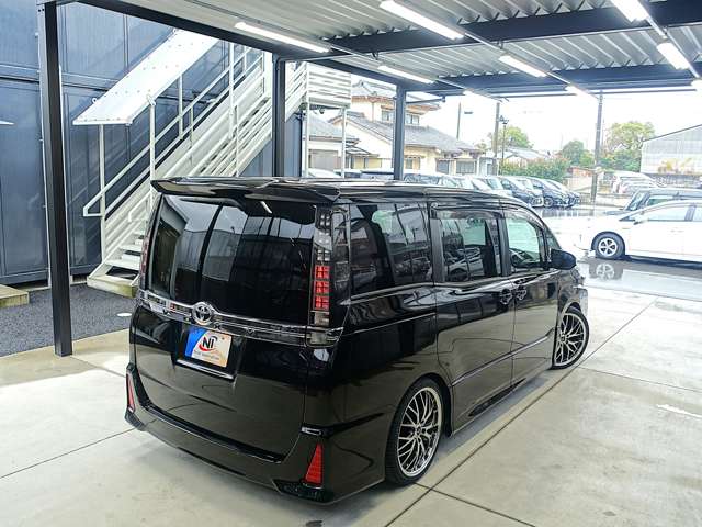 Toyota Voxy 8