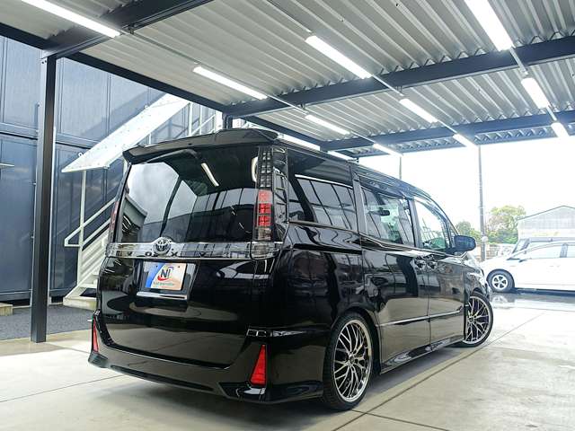 Toyota Voxy 9