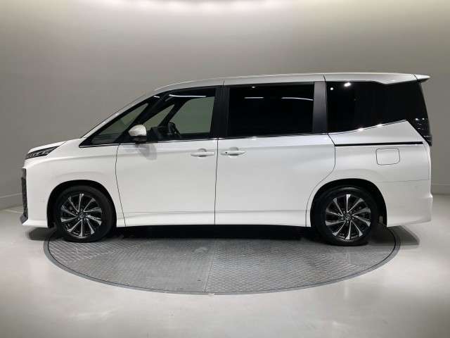 Toyota Voxy 6