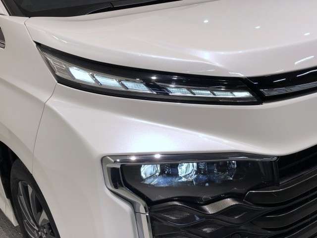 Toyota Voxy 8