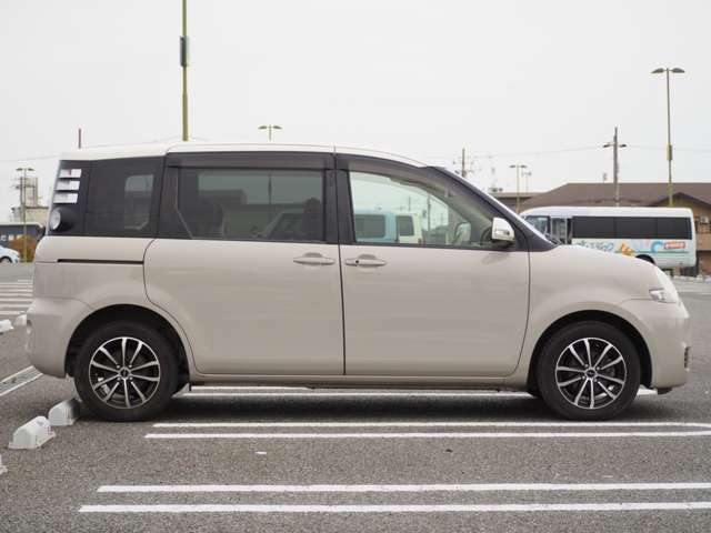 Toyota Sienta 11