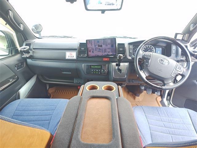 Toyota Hiace Van 6