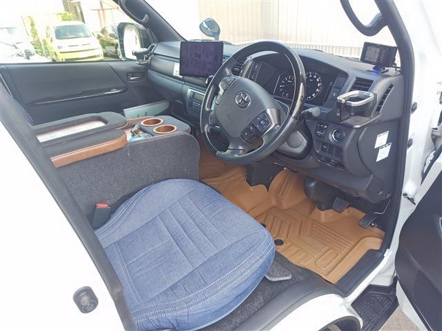 Toyota Hiace Van 7