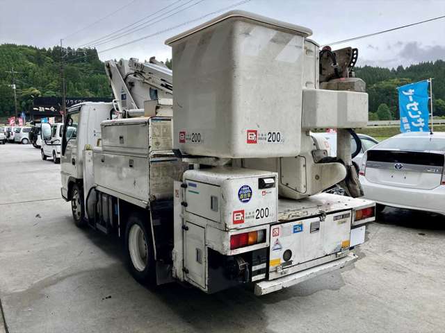 Isuzu Elf 8