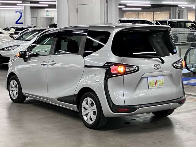 Toyota Sienta 11