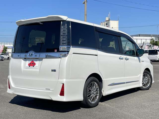 Toyota Voxy 4