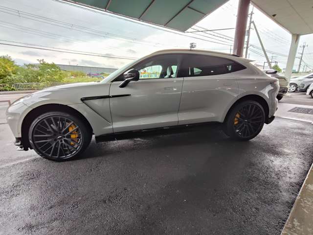 Aston Martin DBX 11