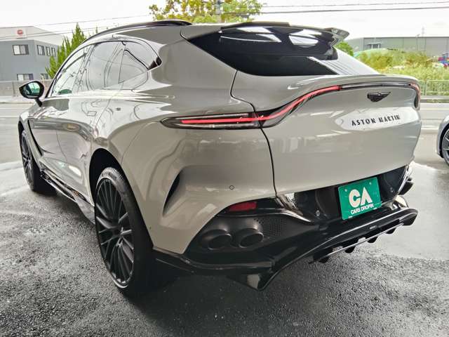 Aston Martin DBX 12