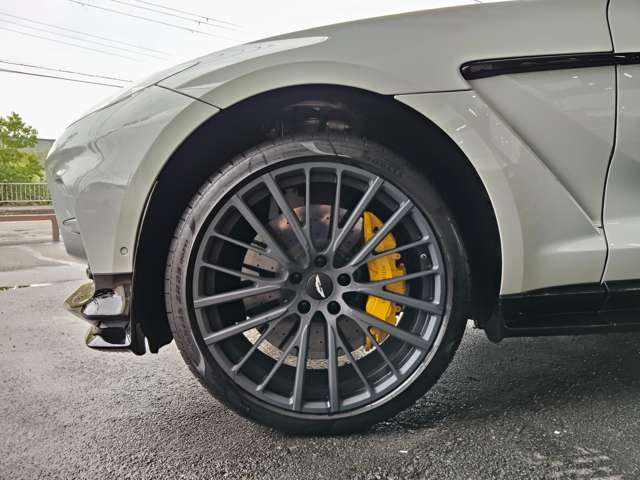Aston Martin DBX 4