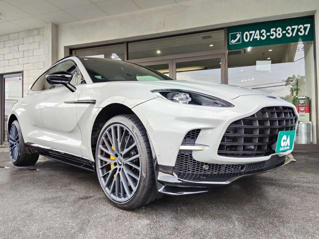 Aston Martin DBX 8