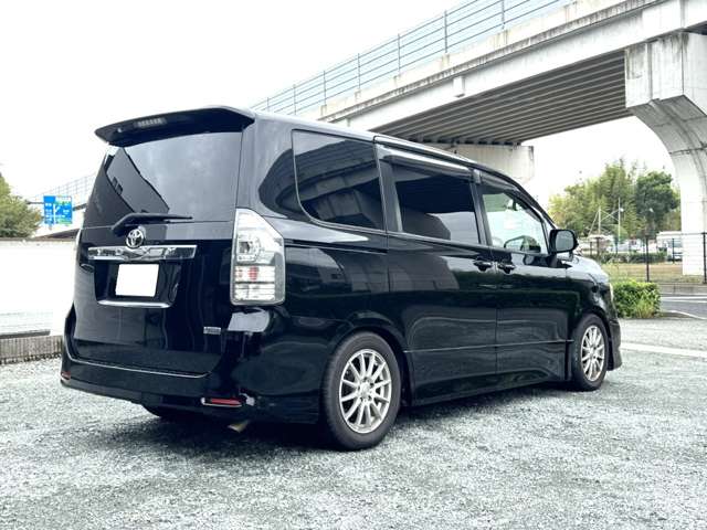 Toyota Voxy 8