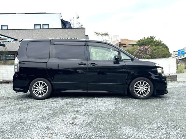 Toyota Voxy 9