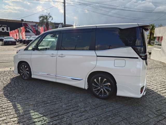 Toyota Voxy 5