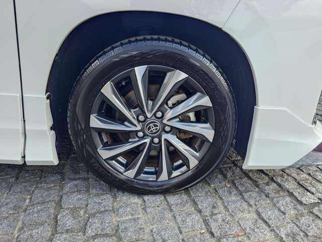 Toyota Voxy 9