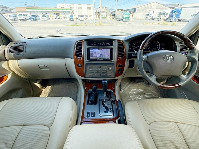 Toyota Land Cruiser 100 3