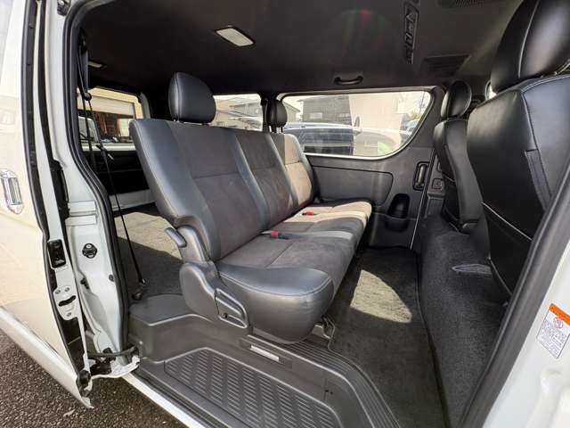 Toyota Hiace Van 7