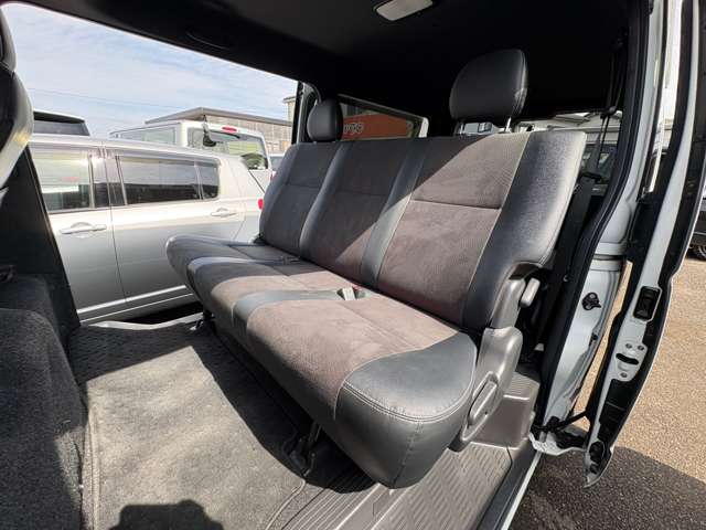 Toyota Hiace Van 9