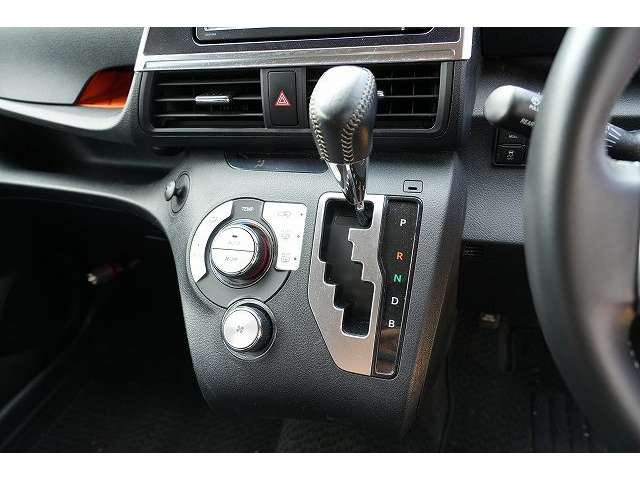 Toyota Sienta 11