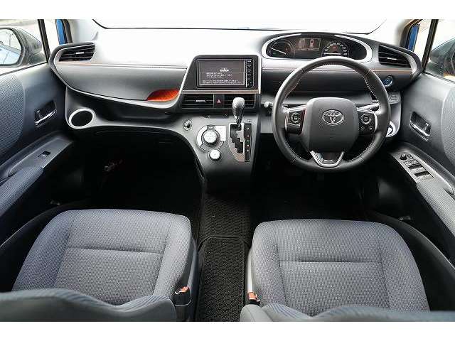Toyota Sienta 3