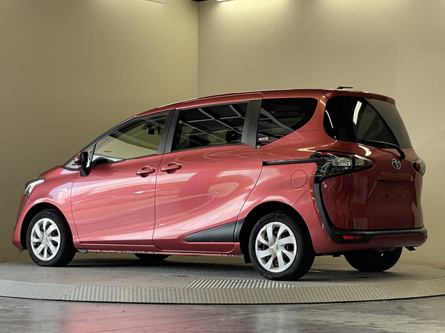 Toyota Sienta 4