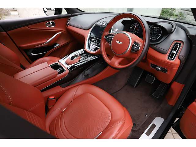 Aston Martin DBX 2
